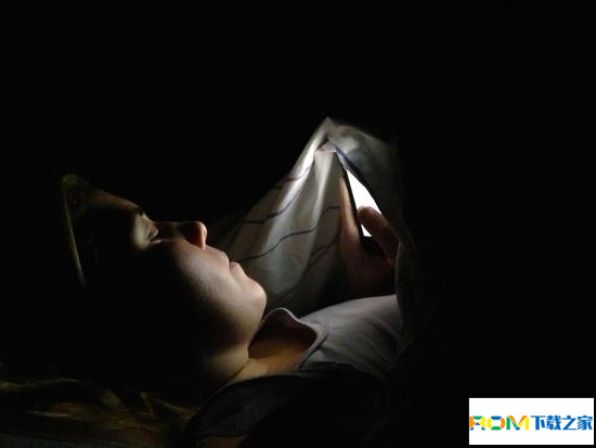 睡前玩手机,减少睡前玩手机伤害